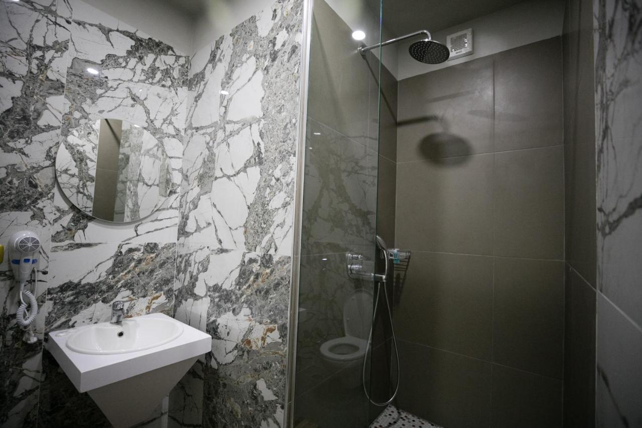 Hotel Lotus Tirana Buitenkant foto